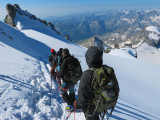 Alpinistes encordés descendant d'un sommet enneigé