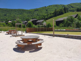 Terrain multisport et tables de pique-nique