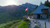 Chalet au coucher du soleil