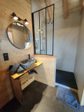 Salle de bain avec douche
