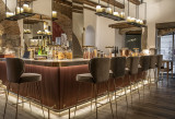 Bar de l'hôtel, Mademoiselle Folie
