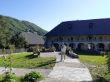 Visite dans la cour