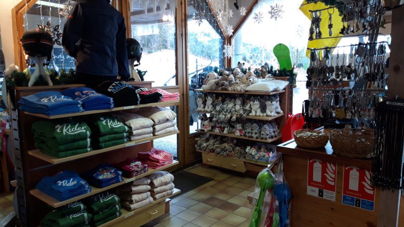 Etagère avec des peluches, textiles en vente, portes-clés