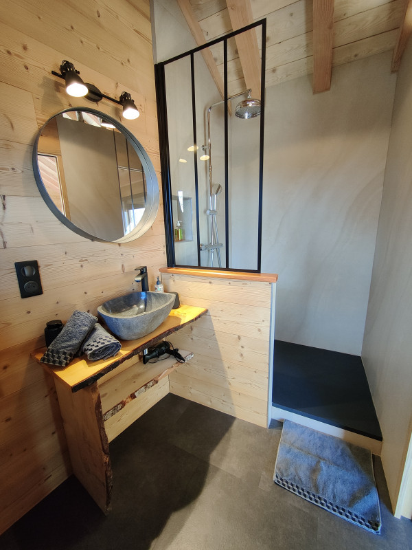 Salle de bain avec douche