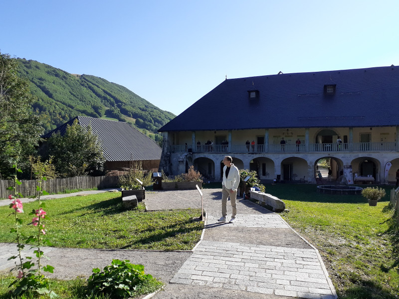 Visite dans la cour