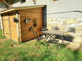 UN cabanon sous le balcon où vous pouvez ranger des vélos ou skis l'hiver
Coin terrasse sous le balcon pour faire un barbecue