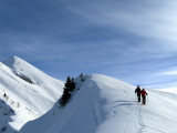 2 randonneurs raquettes sur des crêtes enneigées sous le soleil