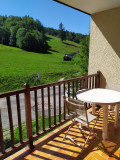 Balcon avec salon de jardin