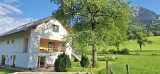 Maison rénovée entourée de verdure