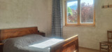Chambre avec un lit double et une fenêtre à double battant