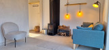 Salon lumineux et cosy avec un poêle à bois