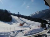 Vue du balcon sur les pistes ou la verdure des Aillons