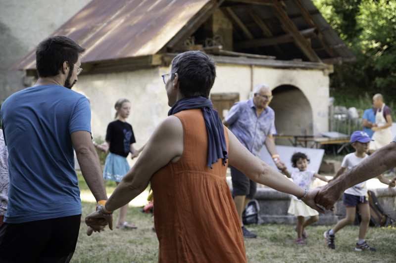 Danse dans la cour de la Chartreuse d'Aillon