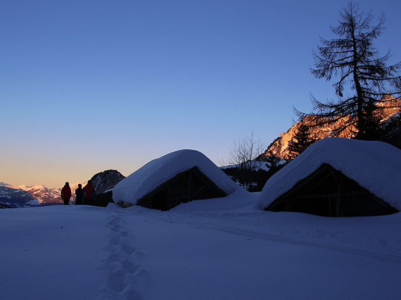 Cabanes sous la neige, ciel de crépuscule