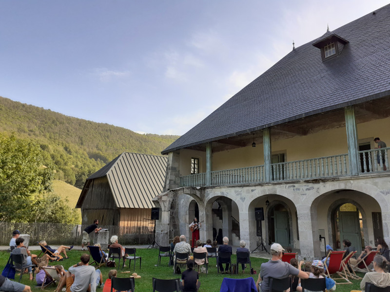 Spectacle dans la cour de la Chartreuse d'Aillon